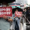 -5월 27일 오후 종일 비가 내리는 궂은 날씨에도 윤석열 퇴진 집회가 서울 시청역 인근 세종대로에서 열리고 있다.