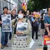 -6월 10일 오후 서울 시청역 인근 세종대로에서 열린 윤석열 퇴진 집회에서 〈노동자 연대〉 신문이 판매되고 있다.