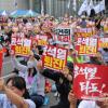 -6월 10일 오후 서울 시청역 인근 세종대로에서 열린 윤석열 퇴진 집회에서 참가자들이 팻말을 들고 구호를 외치고 있다.