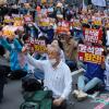 -6월 10일 오후 서울 시청역 인근 세종대로에서 열린 윤석열 퇴진 집회에서 참가자들이 팻말을 들고 구호를 외치고 있다.