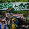 -6월 17일 오후 윤석열 퇴진 전국 집중 집회가 열린 서울 세종대로 인근에 핵 오염수 방류를 규탄하는 현수막이 걸려 있다. 