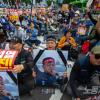 -6월 17일 오후 서울 세종대로에서 열린 윤석열 퇴진 집회에 양회동 열사의 사진을 든 열사의 동료들이 참가하고 있다.