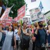 -6월 17일 오후 윤석열 퇴진 집회 참가자들이 서울 도심을 행진하고 있다. 