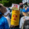 -6월 17일 오후 서울 주한일본대사관 인근 평화의 소녀상 앞에서 윤석열 퇴진 집회 참가자들이 사전 대회를 열고 후쿠시마 핵 오염수 방류를 규탄하고 있다.