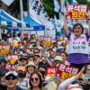 -6월 17일 오후 서울 세종대로 인근에서 윤석열 퇴진 전국 집중 집회가 열리고 있다.