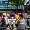 -6월 17일 오후 서울 남대문로에서 한 시민이 도심을 행진하는 윤석열 퇴진 집회 참가자들에게 박수를 보내고 있다. 