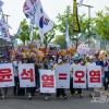 -6월 17일 오후 윤석열 퇴진 집회 참가자들이 서울 도심을 행진하고 있다. 