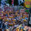 -6월 17일 오후 서울 주한일본대사관 인근 평화의 소녀상 앞에서 윤석열 퇴진 집회 참가자들이 사전 대회를 열고 후쿠시마 핵 오염수 방류를 규탄하고 있다.