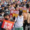 -6월 24일 오후 윤석열 퇴진 촛불 참가자들이 서울 시청역 세종대로를 출발해 홍대입구역까지 행진하고 있다.