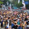 -6월 24일 오후 윤석열 퇴진 촛불 참가자들이 서울 시청역 세종대로를 출발해 홍대입구역까지 행진하고 있다.