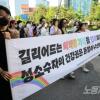 -행진하는 서울 퀴어퍼레이드 참가자들.