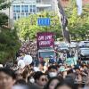 -행진하는 서울 퀴어퍼레이드 참가자들.
