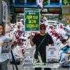 -7월 8일 오후 서울 을지로 일대에서 열린 ‘임금인상 쟁취! 공무원 노동자 총궐기투쟁’에서 <노동자 연대> 신문이 판매되고 있다.