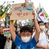 -IAEA 사무총장 라파엘 그로시와 박진 외교부 장관 면담이 있던 7월 8일 오후 ‘일본 방사성 오염수 해양 투기 저지 4차 전국 행동의 날’ 집회 참가자들이 서울 광화문 열린시민마당 앞을 출발해 주한일본대사관 방향으로 행진하고 있다.