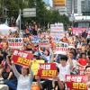 -7월 8일 오후 서울 시청역 인근 세종대로에서 열린 윤석열 퇴진 집회에서 참가자들이 팻말을 들고 구호를 외치고 있다.