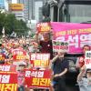 -7월 8일 오후 서울 시청역 인근 세종대로에서 열린 윤석열 퇴진 집회에서 참가자들이 팻말을 들고 구호를 외치고 있다.