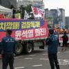 -집회를 마친 참가자들이 일본 대사관 앞까지 행진하고 있다.