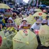 -7월 15일 오후 서울 세종대로에서 열린 윤석열 퇴진 촛불 집회에서 후쿠시마 핵 오염수 방류에 반대하는 우산을 만들어 온 여수 지역 참가자들이 구호를 외치고 있다.