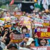 -7월 15일 오후 서울 세종대로에서 열린 윤석열 퇴진 촛불 전국 집중 집회 참가자들이 구호를 외치고 있다.