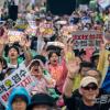-7월 15일 오후 서울 세종대로에서 열린 윤석열 퇴진 촛불 전국 집중 집회 참가자들이 구호를 외치고 있다.