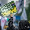 -7월 15일 오후 윤석열 퇴진 촛불 전국 집중 집회 참가자들이 용산 대통령실에서 세종대로를 향해 서울 도심을 행진하고 있다
