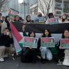 -3월 30일 오후 인사동길에서 ‘28차 팔레스타인 연대 집회와 행진’를 마친 다양한 국적의 참가자들이 인증샷을 남기고 있다.