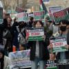 -3월 30일 오후 서울 광화문 D타워 앞에서 열린 팔레스타인 연대 28차 집회에서 참가자들이 팔레스타인 연대 공연을 즐기고 있다.