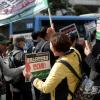-3월 30일 오후 명동길을 지나던 시민들이 팔레스타인 연대 팻말을 받아들고 행진 대열을 향해 환호를 보내고 있다