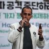 -3월 30일 오후 서울 광화문 D타워 앞에서 열린 ‘28차 팔레스타인 연대 집회’에서 팔레스타인인 무함마드 씨가 176일째 계속되고 있는 이스라엘의 인종 학살을 규탄하고 있다.
