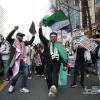 -4월 6일 오후 행진으로 주한 이스라엘 대사관 인근에 도착한 행진 참가자들이 음악에 맞춰 흥겹게 춤을 추고 있다.