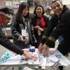 -4월 6일 오후 ‘가자지구 전쟁 6개월 4.6 집중 행동의 날’ 집회가 열리 전 서울 광화문 D타워 앞에서 열린 사전 행사에서 참가자들이 손도장으로 팔레스타인 국기를 그리고 있다.