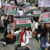 -4월 6일 오후 서울 광화문 D타워 앞에서 열린 ‘가자지구 전쟁 6개월 4.6 집중 행동의 날’ 집회에서 참가자들이 구호를 외치고 있다.