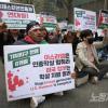 -4월 6일 오후 서울 광화문 D타워 앞에서 열린 ‘가자지구 전쟁 6개월 4.6 집중 행동의 날’ 집회에서 참가자들이 구호를 외치고 있다.