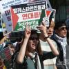 -4월 13일 오후 다양한 국적의 팔레스타인 연대 30차 집회 참가자들이 서울 도심을 행진하며 구호를 외치고 있다.