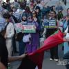 -4월 13일 오후 행진을 마치고 주한 이스라엘 대사관 앞에 모인 팔레스타인 연대 30차 집회 참가자들이 팔레스타인 음악에 맞춰 춤을 추고 있다. 