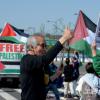 -4월 13일 오후 광화문광장 인근을 지나던 시민이 팔레스타인 연대 30차 집회 참가자들에게 응원을 보내고 있다.