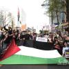 -4월 13일 오후 팔레스타인 연대 30차 집회 참가자들이 주한 이스라엘 대사관 앞에서 팔레스타인 국기를 들고 사진을 찍고 있다.