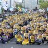 -4월 13일 오후 서울시청 앞에서 열린 세월호 참사 10주기 <4.16기억문화제>에서 참가자들이 구호를 외치고 있다.