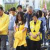 -4월 13일 오후 서울시청 앞에서 열린 세월호 참사 10주기 <4.16기억문화제>에서 세월호 유가족들과 참가자들이 희생자들을 추모하는 묵념을 하고 있다.