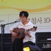 -4월 13일 오후 서울시청 앞에서 열린 세월호 참사 10주기 <4.16기억문화제>에서 가수 루시드 폴이 추모 공연을 하고 있다.