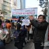 -3월 23일 오후 명동 거리에서 시민 한 분이 행진 참가자들을 향해 박수를 치며 응원을 보내고 있다.